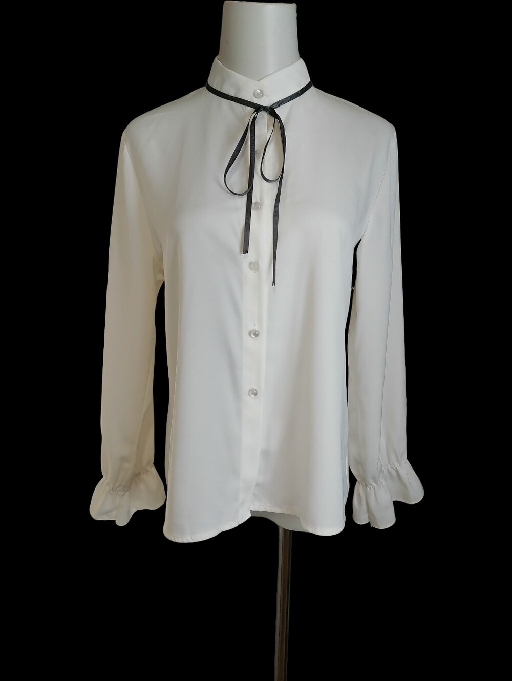 💧💧White Button-Front Tie Neck Blouse